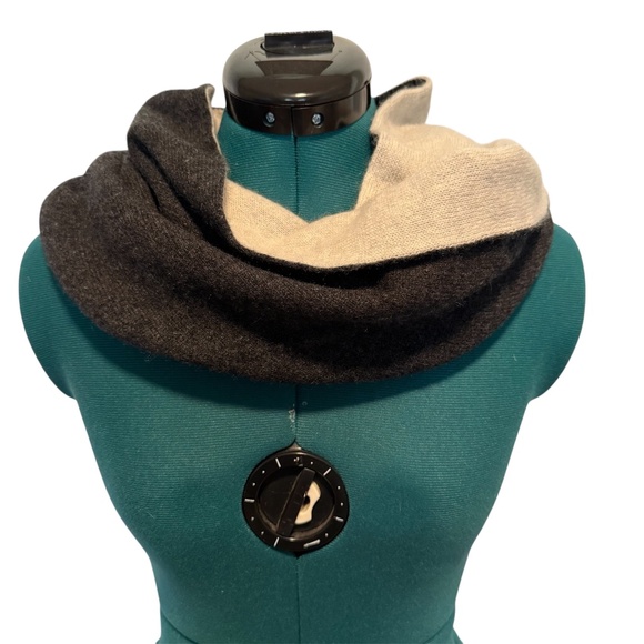 Neiman Marcus Cashmere Collection Twisted Snood Infinity Scarf Gray Cream - Picture 1 of 6